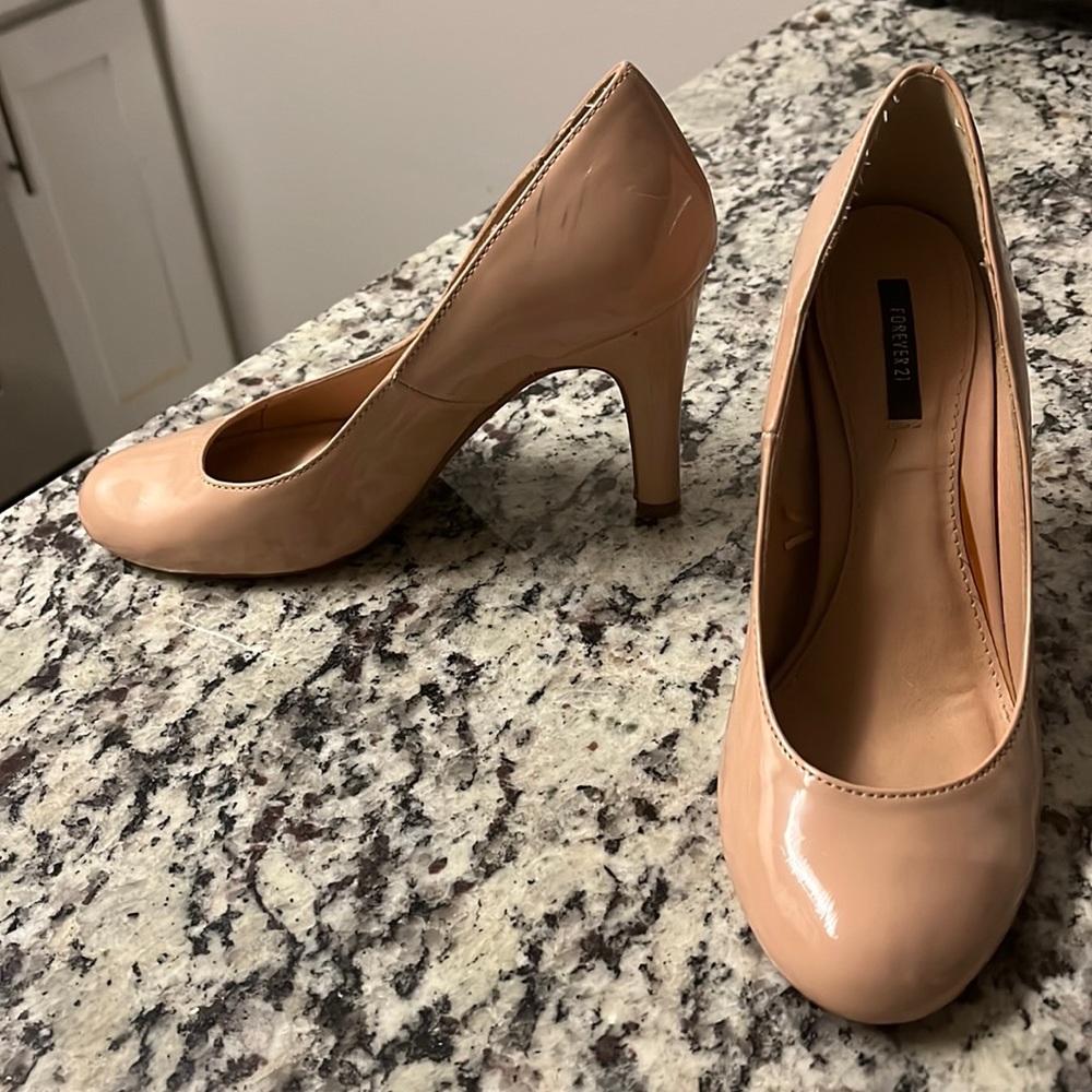 Nude pumps